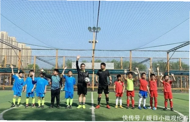 足球赛前热身动作是每位球员上场前的必备环节